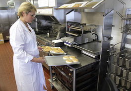 麦当劳价格调整背后 从全球视角看快餐食品的工业化生产