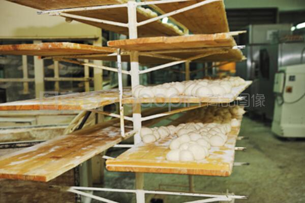 现代化面包工厂 食品生产线的高效与安全